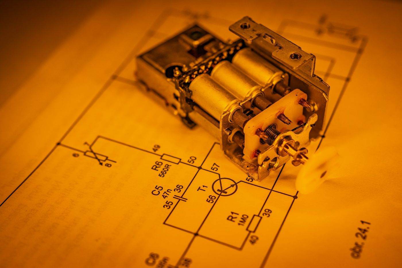 Schemat elektryczny i przekaźnik